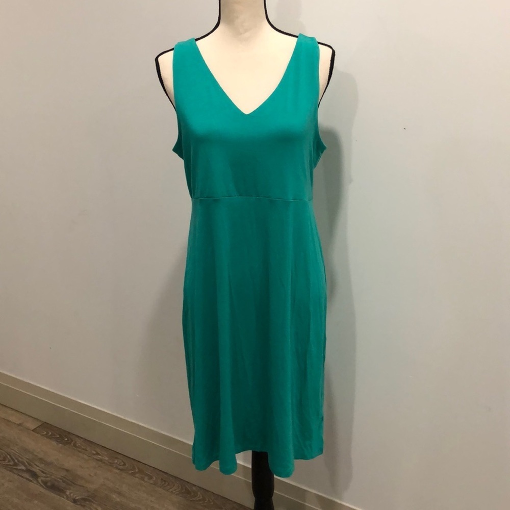 Athleta green casual dress 👗 v neck  size L